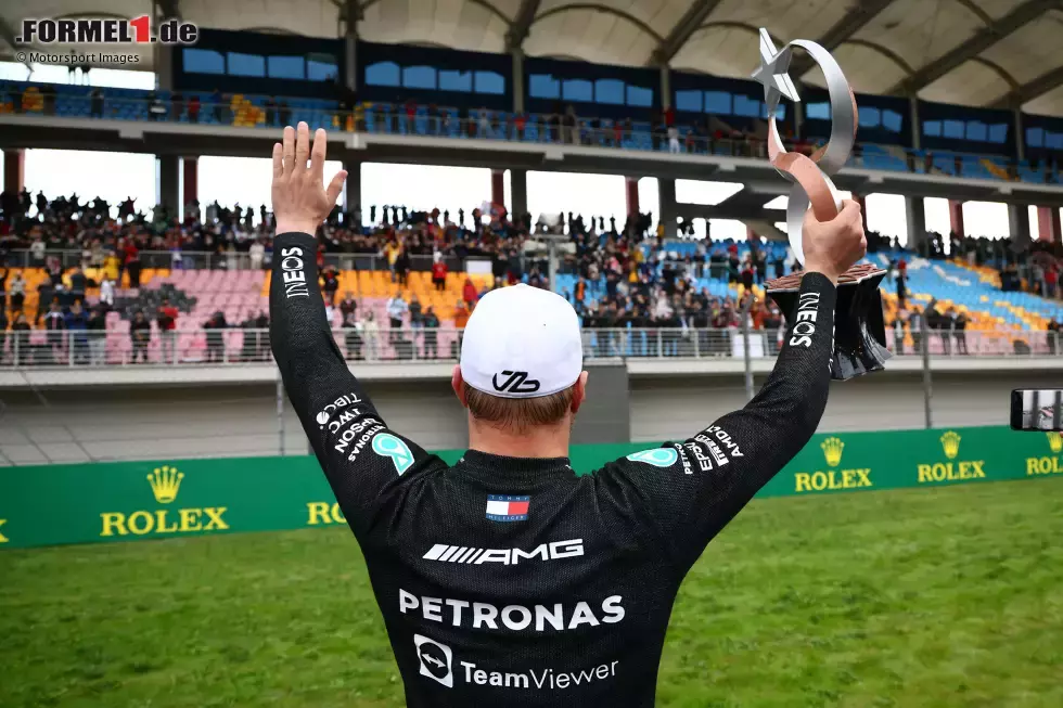 Foto zur News: Valtteri Bottas (1): Die Bestnote gibt es dafür für den Sieger - oder zumindest die 1-. Denn einen minimalen Abzug gibt es dafür, dass er im Qualifying etwas langsamer als der Teamkollege war. Das dürfte Mercedes angesichts der Strafe aber gar nicht so unrecht gewesen sein. Im Rennen souverän und verdient den ersten Saisonsieg geholt.