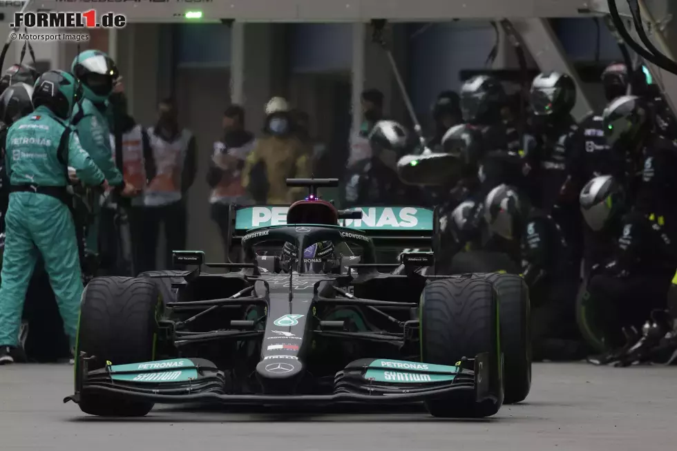 Foto zur News: Lewis Hamilton (2): Der Weltmeister war vielleicht der schnellste Mann an diesem Wochenende, was auch P1 im Qualifying vermuten lässt. Allerdings muss er sich ankreiden lassen, dass er sein Team in eine falsche Strategie gedrängt hat. Wäre er früher an die Box gekommen, wäre wohl mehr als P5 möglich gewesen.