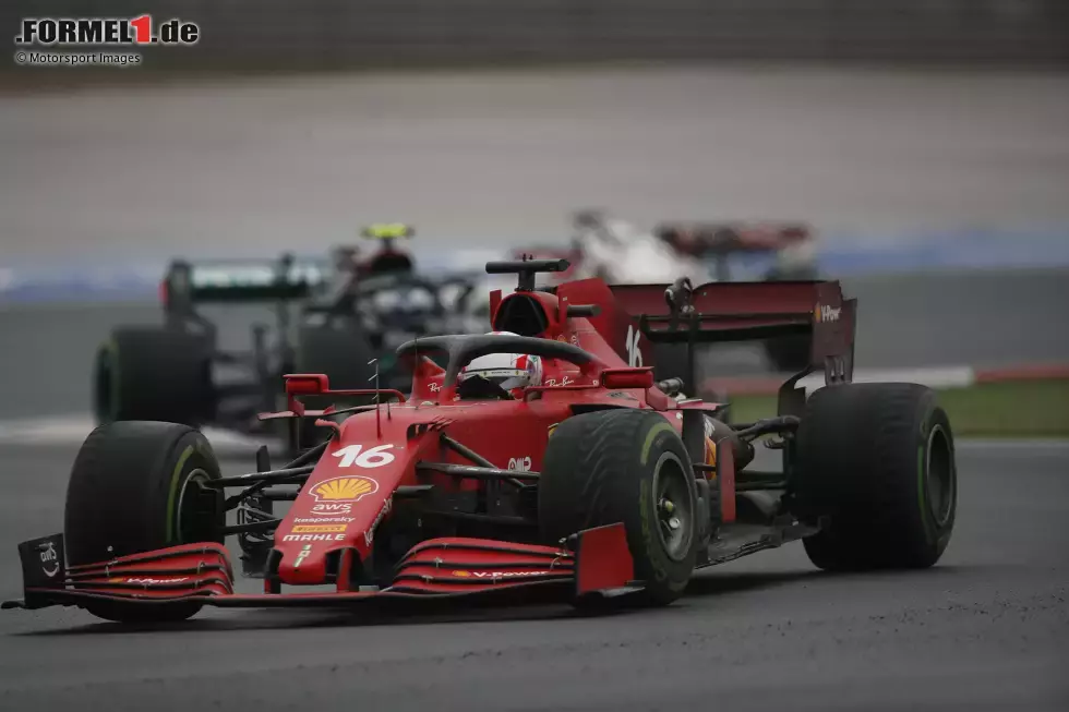 Foto zur News: Charles Leclerc (2): Hat nicht viel falsch gemacht. Istanbul liegt dem Ferrari, das hat er mit P4 in Quali und Rennen gut umgesetzt. Man kann streiten, ob mit einer anderen Strategie noch mehr möglich gewesen wäre. Wollte erst durchfahren, aber der Plan ging nicht auf. Trotzdem waren am Ende nur die Red Bulls und ein Mercedes vor ihm.