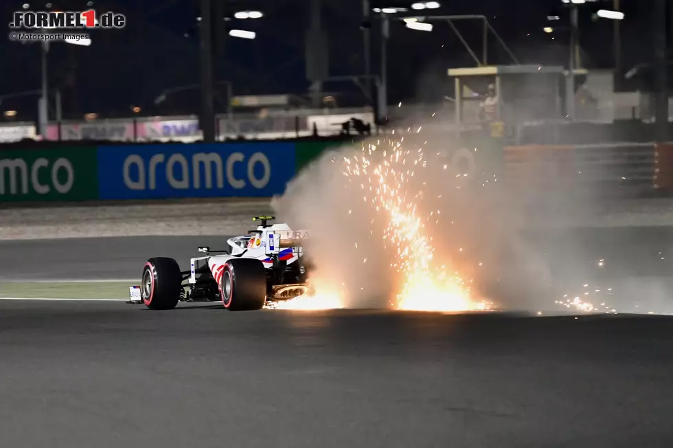 Foto zur News: Mick Schumacher (3): Konnte im Qualifying und sogar im Rennen mit einem Alfa Romeo kämpfen. Im Haas keine Selbstverständlichkeit. Trotzdem gibt es auch kleine Abzüge, zum Beispiel weil er Alonso beim Überrunden einmal ziemlich blöd im Weg stand. Insgesamt aber eine ordentliche Leistung und nicht so weit von einer 2 weg.