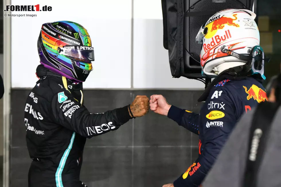 Foto zur News: Lewis Hamilton (1): Wo soll man da etwas abziehen? Pole mit fast einer halben Sekunde Vorsprung geholt, den Start auf den schlechteren Reifen gewonnen und anschließend nichts mehr anbrennen lassen. Kann Hamilton diese Form halten, muss sich Red Bull für das Saisonfinale ganz warm anziehen!