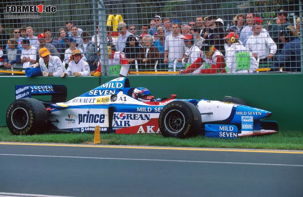 Foto zur News: Melbourne 1997: So endete der Australien-GP für Jean Alesi, nachdem er sich fünf Runden lang geweigert hatte, an die Box zu kommen - auf P2 liegend rollte er ohne Sprit aus. Kevin Magnussen erlebte 2020 in Silverstone das Gegenteil: Trotz zweier Stopps verschlissen die Reifen zu sehr, sodass er aus Sicherheitsgründen aufgeben musste.