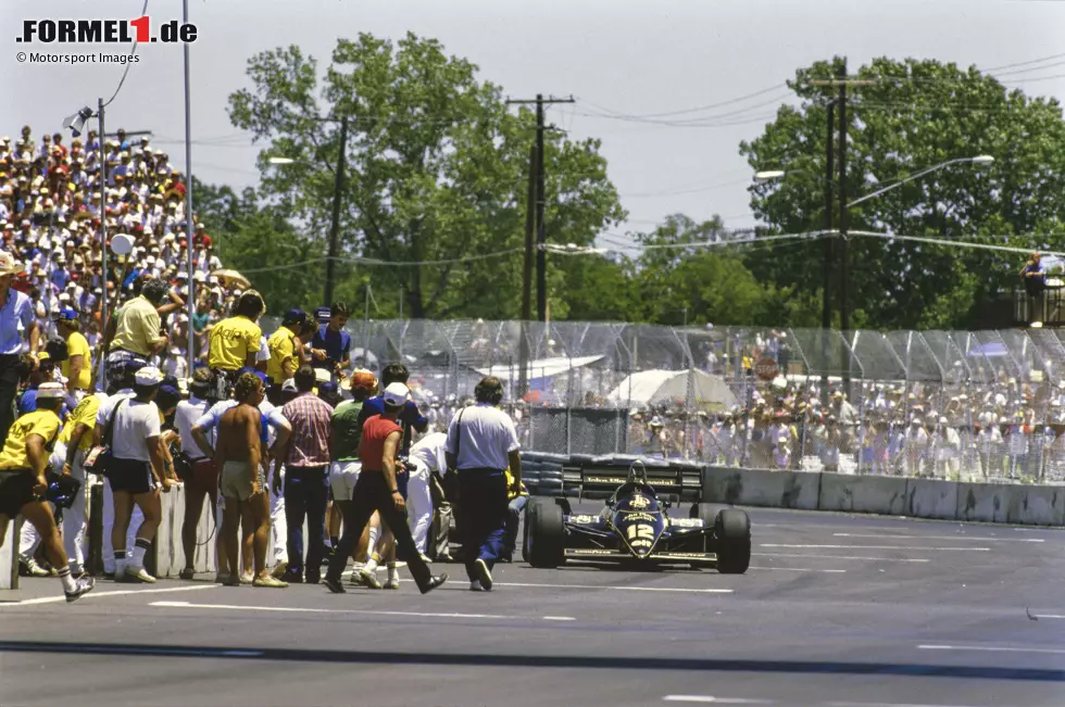 Foto zur News: Dallas 1984: Auf diesem Bild nicht zu sehen: ein am Boden liegender, vollkommen erschöpfter Nigel Mansell, der seinen Lotus über die Ziellinie schieben wollte, weil ihm der Sprit ausgegangen war. Hitze &amp; Erschöpfung führten immer wieder zu kuriosen Situationen, auch in Buenos Aires 1955: Die meisten Fahrer erlitten Hitzeschocks.