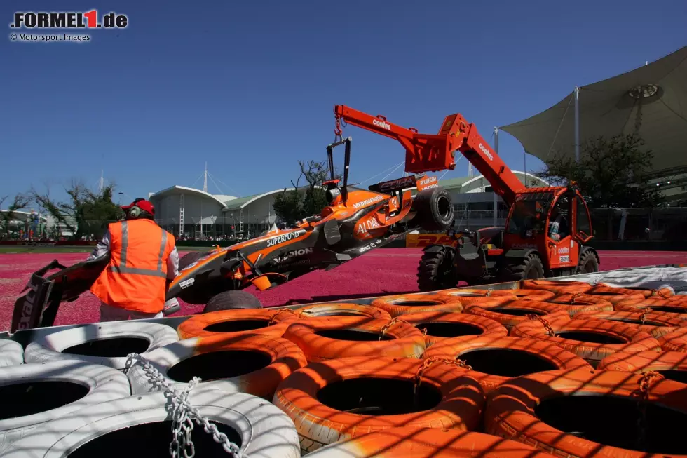 Foto zur News: Melbourne 2007: Weil sich sein Funk-Kabel löste, sich zwischen seinem Sicherheitsgurt verhedderte und er nach unten schaute am Kurveneingang, flog Christijan Albers im Spyker im Australien-Rennen in den Reifenstapel ab. Kein Saisonauftakt nach Maß, aber es geht noch kurioser ...