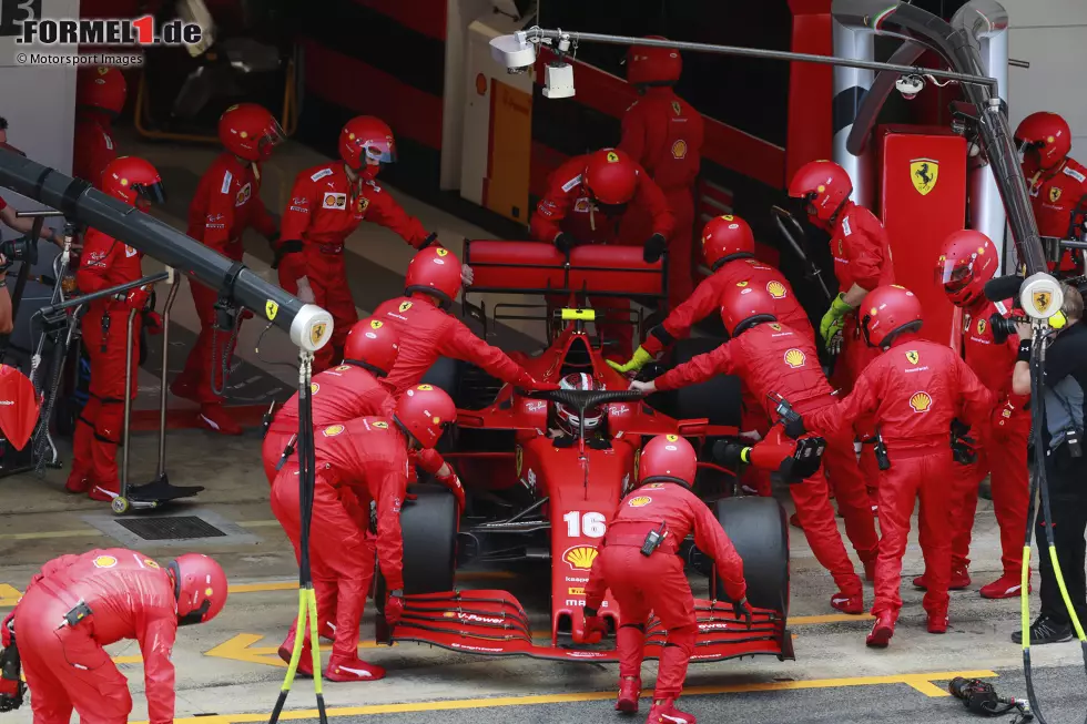 Foto zur News: Barcelona 2020: Charles Leclerc drehte sich im Spanien-GP in der letzten Schikane und dachte, dass das Rennen gelaufen sei. Daher öffnete er seinen Sicherheitsgurt. Doch dann sprang sein Motor wieder an. Er durfte das Rennen dennoch nicht fortsetzen, aus Sicherheitsgründen. Blöd gelaufen!