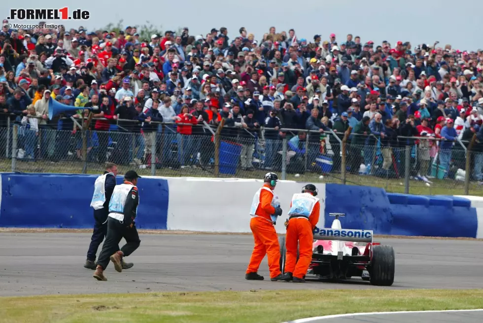 Foto zur News: Silverstone 2004: Olivier Panis erlebte in Monaco seine Sternstunde, acht Jahre später wurde er hingegen Opfer eines besonders kuriosen Defekts. Während des Großbritannien-GP ging plötzlich sein Feuerlöscher im Cockpit los. Sein Visier war derart verschmiert, dass er nichts mehr sehen konnte - DNF.