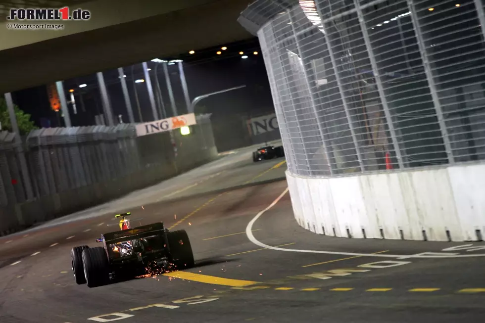 Foto zur News: Singapur 2008: Die Teams hatten bei der Premiere Elektronikprobleme, weil unter der in den Kurs integrierten Brücke Starkstromleitungen für die Straßenbahn verliefen. Red Bull führte gar den Ausfall von Mark Webber darauf zurück: Das Getriebe aktivierte zwei Gänge gleichzeitig, weil das Magnetfeld bei der Passage des Zuges so stark war.