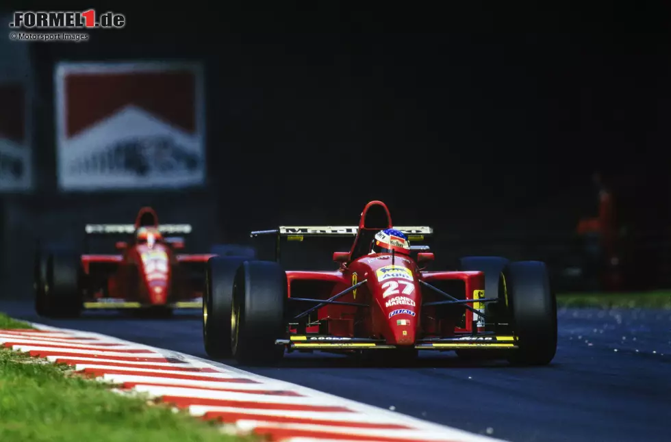 Foto zur News: Monza 1995: Alles lief nach Plan für die Scuderia Ferrari im Königlichen Park vor den Tifosi. Jean Alesi führte das Rennen vor Teamkollege Gerhard Berger an. Doch dann das Drama: Die TV-Kamera brach vom Ferrari des Franzosen ab und krachte direkt in die Radaufhängung des hinter ihm fahrenden Österreichers - Ausfall.