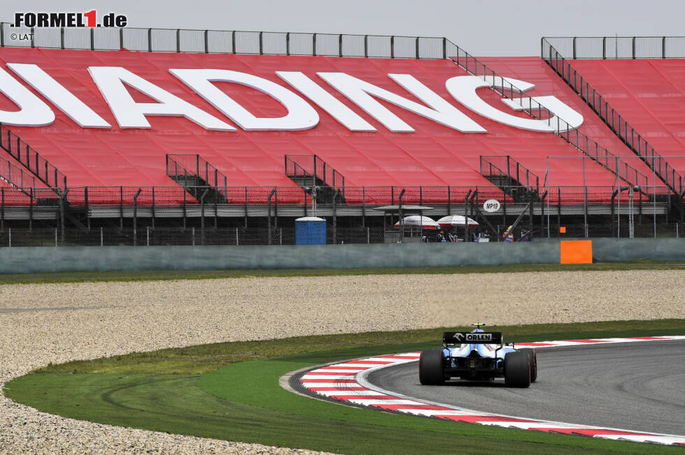 Foto zur News: Shanghai International Circuit (China): Im Gegensatz zu vielen anderen Strecken kann in China durchaus überholt werden. Das geht dank DRS auf der langen Geraden seit einigen Jahren aber viel zu leicht. Wirklich spannend sind die Rennen hier in der Regel deswegen nicht. Teils leere Tribünen sorgen zudem auch nicht für die beste Atmosphäre.