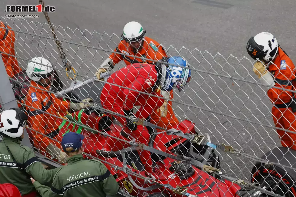 Foto zur News: Das Auto von Leclerc muss von den Sportwarten geborgen werden. Bei noch 20 Sekunden auf der Uhr wird das Qualifying offiziell abgebrochen.