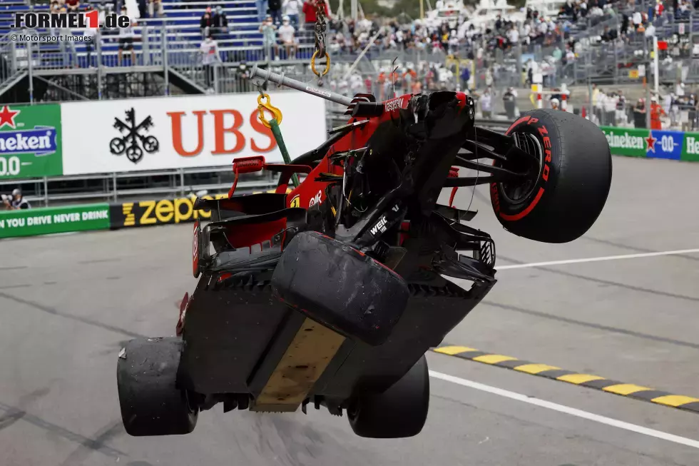 Foto zur News: Wieder einmal kommt der Kran Ausgangs der Schikane vor Rascasse zum Einsatz. 2016 und 2018 hatte es dort Max Verstappen (Red Bull) erwischt.