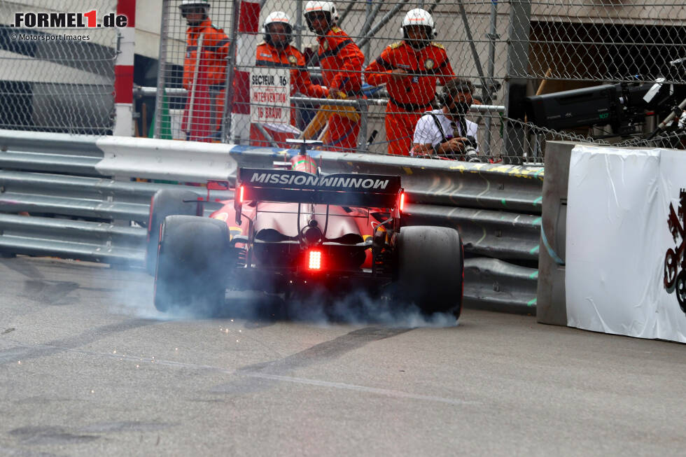 Foto zur News: Vor allem die Frontpartie des Ferrari wird dabei schwer in Mitleidenschaft gezogen. Leclerc kann nur noch zusehen, wie sich sein Bolide kaltverformt.