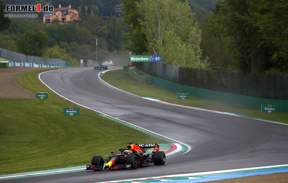 Foto zur News: Insgesamt ist Verstappen nun schon sechs Saisons hintereinander siegreich. Seinen ersten Sieg holte er sich 2016 in Barcelona, hinzu kommen je zwei Siege 2017, 2018 und 2020, drei Triumphe 2019 und zehn 2021. Zu den Rekordhaltern Michael Schumacher und Lewis Hamilton fehlt noch einiges, beide gewannen 15 Jahre in Folge.