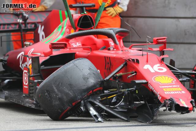 Foto zur News: Charles Leclerc (6): Die "Höchststrafe" gibt es gar nicht mal für seinen Crash selbst. Der kann in Monaco passieren. Es geht um die Umstände. Denn mit dem Unfall hat er womöglich auch noch den Teamkollegen um ein besseres Ergebnis gebracht. Und das auf der vielleicht einzigen Strecke, auf der Ferrari 2021 Siegchancen hat ...