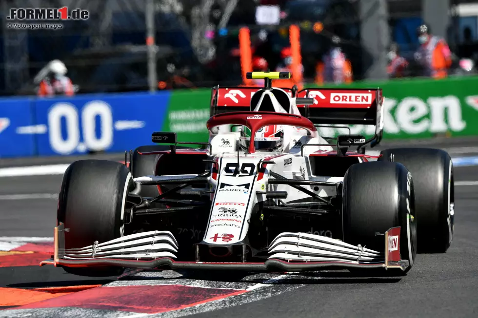 Foto zur News: Antonio Giovinazzi (3): Auch hier gehen die Meinungen in der Redaktion etwas auseinander, denn unterm Strich hat er wohl nur deshalb nicht gepunktet, weil das Team seine Strategie total verhauen hat. Weil er aber im Qualifying gut drei Zehntel langsamer als der Teamkollege war, war die Mehrheit am Ende gegen eine 2.