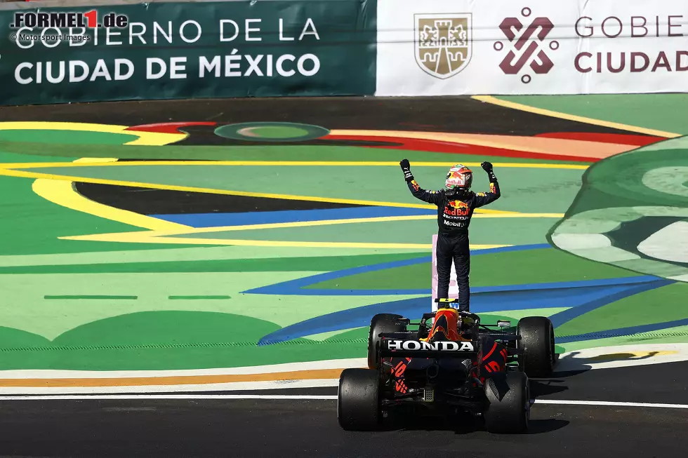 Foto zur News: Sergio Perez (3): Auf dem Podium, aber trotzdem nur eine 3? Ja, denn im schnellsten Auto des Feldes - das hat Verstappen bewiesen - muss er eigentlich mindestens Zweiter werden. Das hat er nicht geschafft. Dazu kommt unter anderem sein Trainingsunfall und sein Fehler im Qualifying. So geht&#039;s trotz P3 knapp an der 2 vorbei.