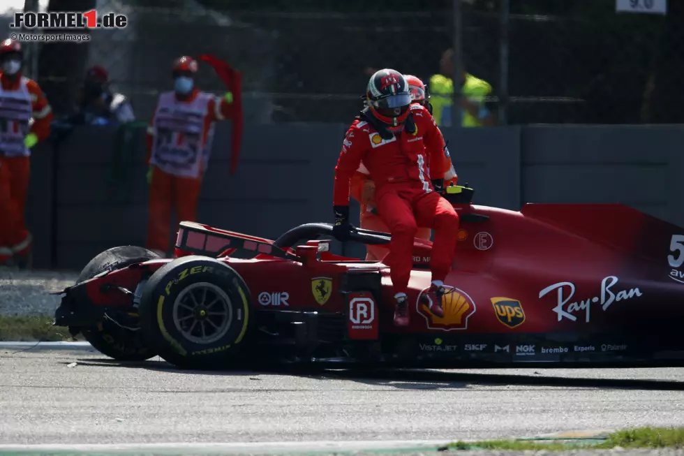 Foto zur News: Carlos Sainz (3): Einen kleinen Abzug gibt&#039;s für den Crash in FT2. Hatte Glück, überhaupt am Sprint teilnehmen zu können. Dazu am ganzen Wochenende etwas langsamer als Leclerc. Ausnahme war der Freitag, als der Monegasse Motorenprobleme hatte. Pflicht mit P6 unterm Strich erfüllt, aber keine Glanzleistung beim Ferrari-Heimspiel.