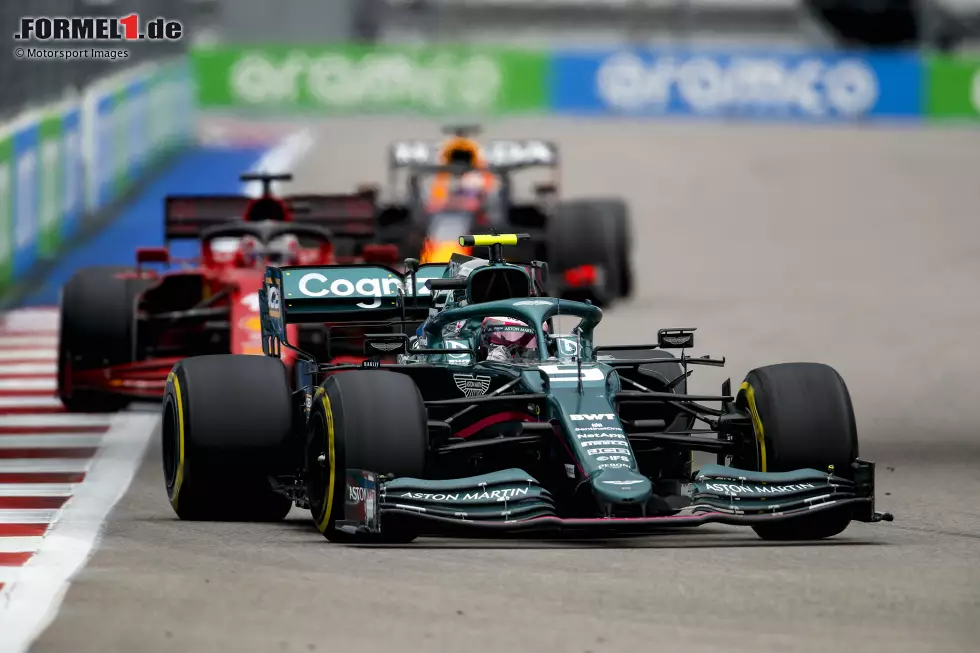 Foto zur News: Sebastian Vettel (3): Vom Speed her nicht so schlecht, aber irgendetwas kam immer dazwischen. Im Qualifying Q3 um nur 0,052 Sekunden verpasst, im Rennen dann unter anderem vom Teamkollegen abgedrängt und zu spät auf Intermediates gewechselt. Nicht sein Wochenende, aber die ganz großen Fehler gab&#039;s nicht.