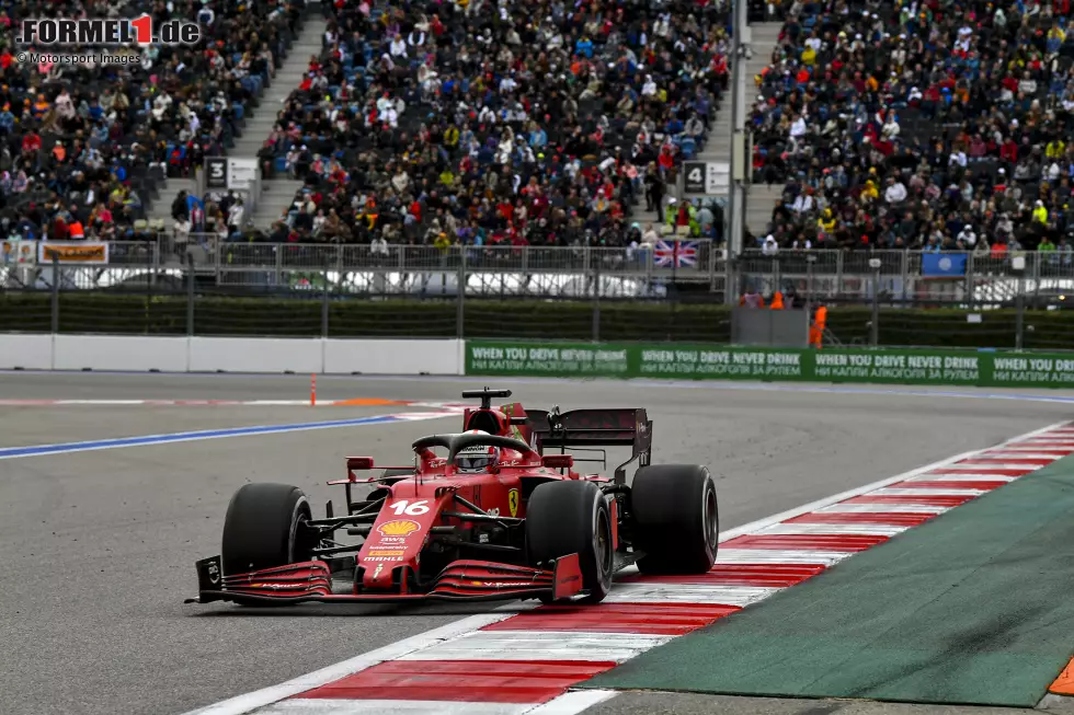 Foto zur News: Charles Leclerc (2): Hat sich ähnlich wie Verstappen gut nach vorne gearbeitet und lag sogar unmittelbar hinter dem schnelleren Red Bull, als der Regen einsetzte. Anders als bei Verstappen kam der Wechsel auf Intermediates dann aber viel zu spät, weshalb er sogar noch aus den Punkten fiel. Seine Leistung war aber trotzdem ordentlich.