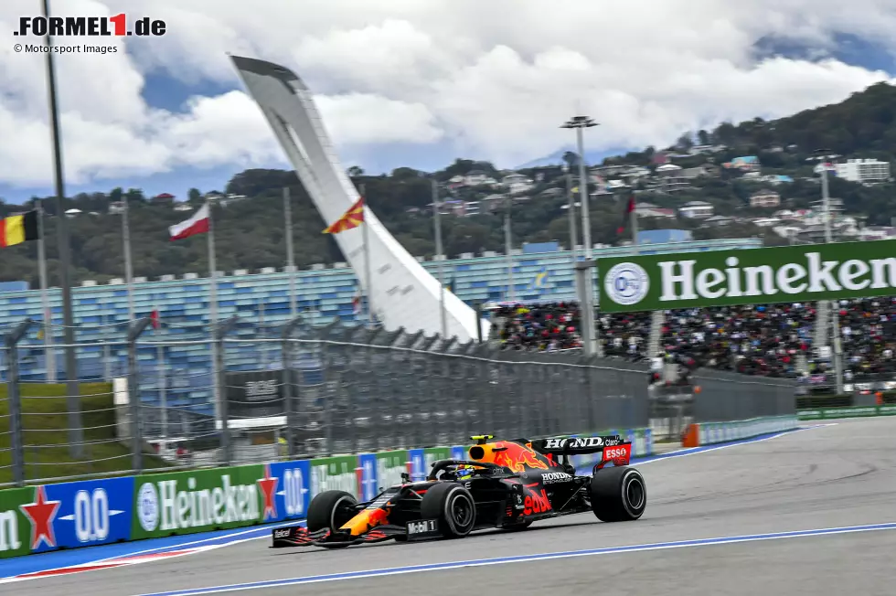 Foto zur News: Sergio Perez (3): Der Rennspeed passte und hätte ihn wohl sogar aufs Podium gebracht - obwohl das Team seinen Boxenstopp verhauen hat. Abzüge gibt&#039;s allerdings wieder einmal fürs Qualifying. P9 ist viel zu wenig, wenn er wegen der Verstappen-Strafe für Red Bull die Kohlen aus dem Feuer holen muss. So macht er sich das Leben selbst schwer.