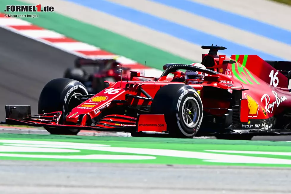 Foto zur News: Charles Leclerc (3): Auch der zweite Ferrari-Pilot hat uns nicht komplett überzeugt. Gerettet hat sein Rennen wohl, dass er es in Q2 schaffte, sich auf den Mediums zu qualifizieren. Sonst hätte ihm das Sainz-Schicksal gedroht. Er selbst spricht ebenfalls von keinem guten Wochenende. Er wird uns wegen der 3 also sicher nicht böse sein.