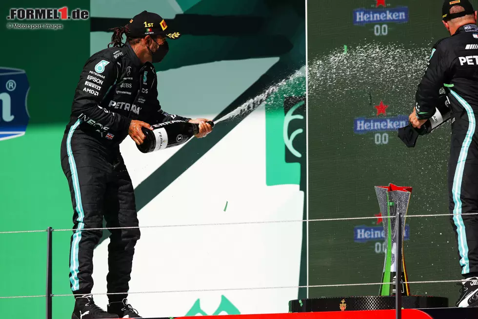 Foto zur News: Lewis Hamilton (2): Auch der Rennsieger hat sich unserer Meinung nach keine 1 verdient. Abzüge gibt&#039;s für das Qualifying, in dem er hinter dem Teamkollegen landete. Dazu hat er den Neustart verpennt und eine Position an Verstappen verloren. Hat er zwar später repariert, aber die Bestnote gibt&#039;s dafür nicht.