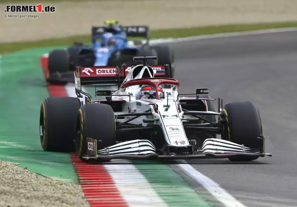 Foto zur News: Esteban Ocon: &quot;Es ist eine traurige Nachricht. Natürlich werden wir einen Charakter der Formel 1 und einen fantastischen Fahrer, der dem Sport einen großen Stempel aufgedrückt hat, vermissen. Wir reden nicht viel mit Kimi - er redet mit niemandem viel! Aber natürlich werden wir ihn vermissen. Die Kämpfe mit ihm waren großartig.&quot;