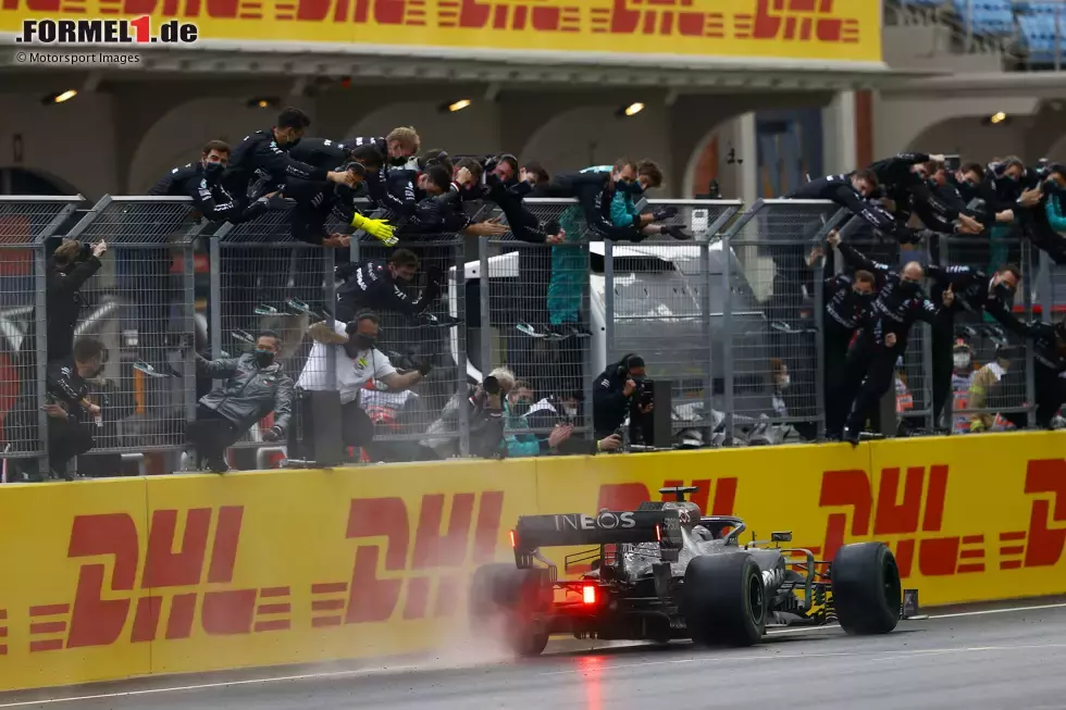 Foto zur News: Rennen in Folge in den Punkten (Lewis Hamilton - 48): Der Weltmeister hielt hier mit 33 Rennen in Serie in den Top 10 zwischen 2016 und 2018 bereits zuvor den Rekord. 2020 packte er noch einmal etwas drauf. Die neue Serie endete erst in Bahrain, wo Hamilton wegen einer Coronainfektion nicht fahren konnte.