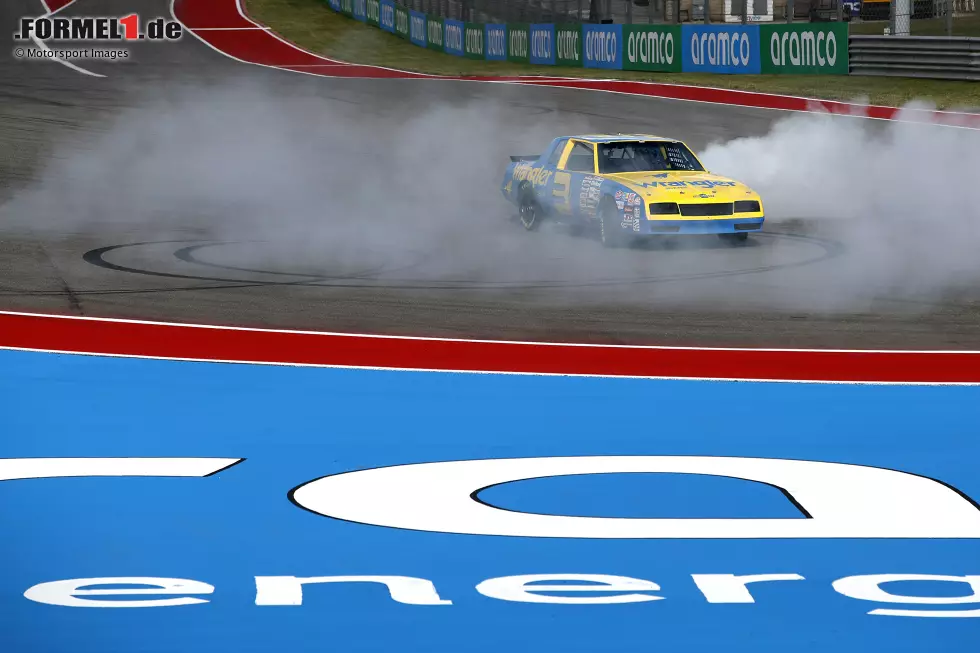 Foto zur News: Natürlich legt er in Austin auch einige Donuts auf den Asphalt und lässt die Reifen qualmen, und ...