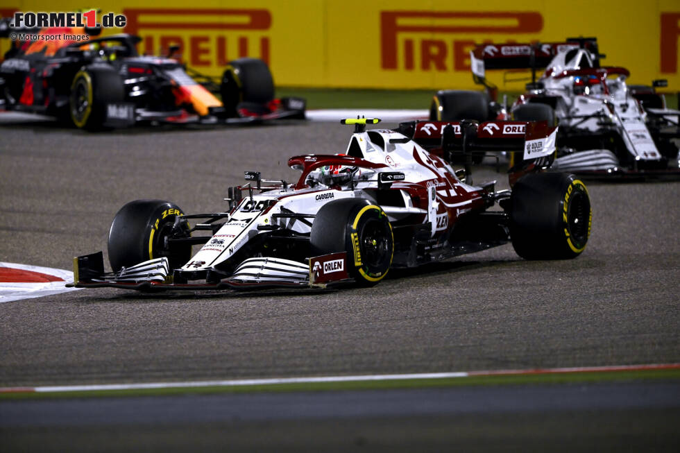 Foto zur News: Antonio Giovinazzi (3): Räikkönen im Qualifying geschlagen, im Rennen dann aber wieder hinter dem Teamkollegen. Dafür, dass Alfa nach den Testfahrten noch als Geheimfavorit im Mittelfeld galt, war das ziemlich unauffällig. Reicht am Ende für eine 3- bei uns.