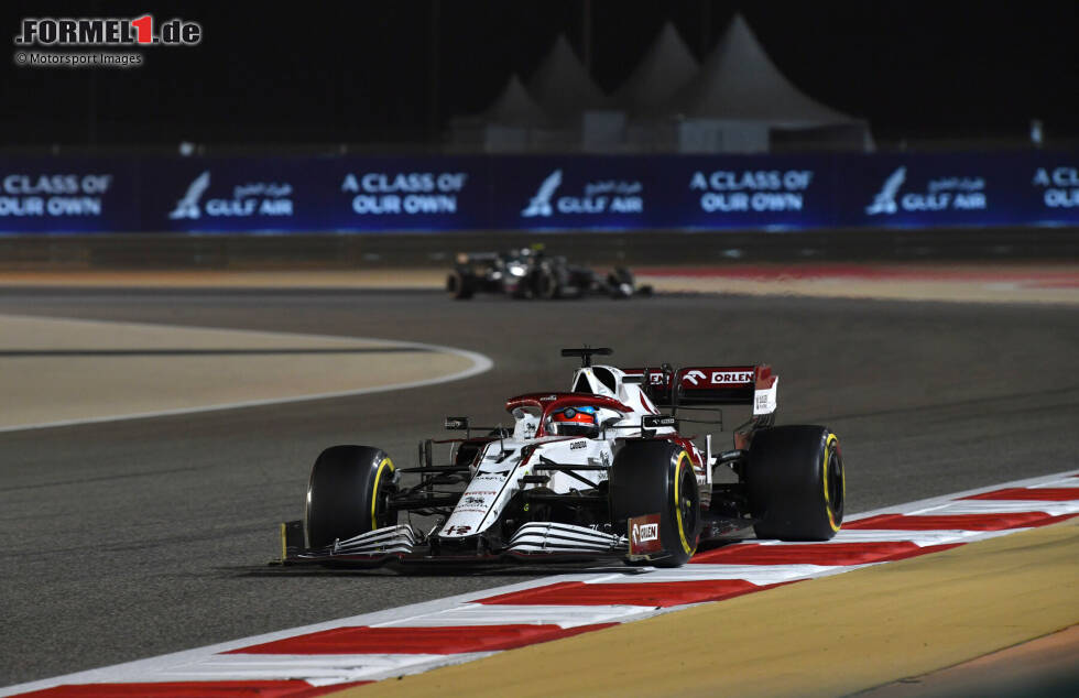 Foto zur News: Kimi Räikkönen (3): Im Großen und Ganzen auf einem Niveau mit dem Teamkollegen. Im Qualifying war der vorne, im Rennen Kimi. Weil das Rennen bei unserer Benotung mehr zählt, sehen wir Kimi im direkten Vergleich leicht vorne. Weil es aber zu wenig für eine 2 war, bekommt er lediglich eine etwas bessere 3 als Giovinazzi.