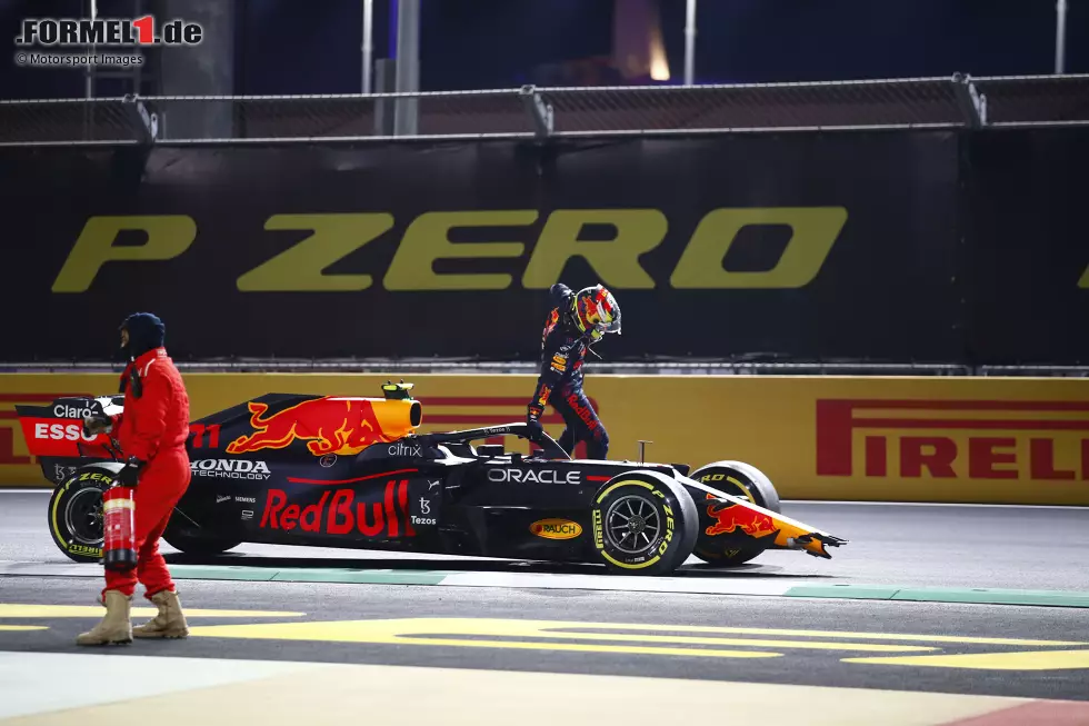 Foto zur News: Sergio Perez (4): Der Unfall war nicht seine Schuld. Trotzdem hat er es unterm Strich mal wieder nicht geschafft, das Maximum aus dem Auto herauszuholen. Im Quali fast eine halbe Sekunde hinter Verstappen, obwohl der crashte. Mit einem besseren Startplatz wäre er vielleicht gar nicht erst in die Situation gekommen, die zum Unfall führte.