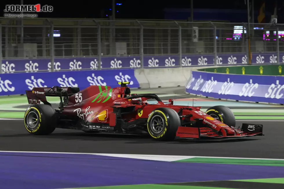 Foto zur News: Carlos Sainz (3): Abziehen müssen wir hier natürlich den Crash im Qualifying. Unter normalen Umständen hätte der sein Rennergebnis nämlich stark beeinflusst. Hatte Glück, dass er durch das Chaos am Sonntag noch bis auf P8 nach vorne gekommen ist. Trotzdem sicher nicht sein bestes Wochenende in diesem Jahr.