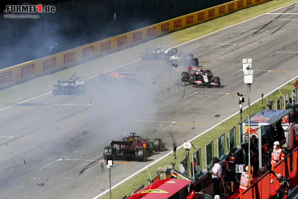 Foto zur News: Massencrash beim Neustart (Mugello 2020): Das Debüt der Formel 1 in Mugello wird für einige Teams ziemlich teuer. Spitzenreiter Valtteri Bottas wartet am Ende einer Safety-Car-Phase beim Neustart bis zur letzten Sekunde, bevor er beschleunigt. Einige Piloten weiter hinten im Feld steigen da allerdings schon wieder aufs Gas ...