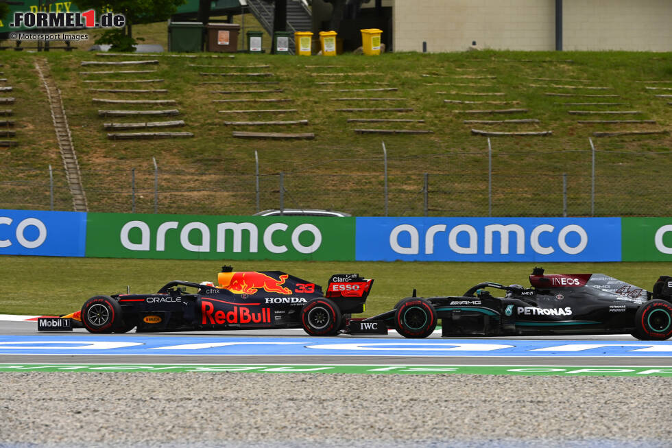 Foto zur News: Max Verstappen (1): Zeigte vielleicht sogar die etwas bessere Leistung als Hamilton am Sonntag, war am Ende durch das Strategie-Dilemma aber machtlos. Hätte er den Weltmeister ohne weiteren Stopp hinter sich halten können? Wissen wir nicht. Falsch hat er persönlich auf jeden Fall nichts gemacht.