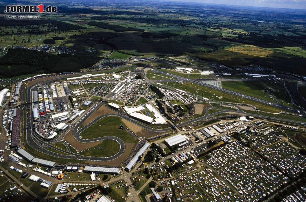 Foto zur News: Silverstone: Wie oft das &quot;British Home of Motor Racing&quot; seit 1950 umgebaut wurde, das lässt sich kaum mehr zählen. Die größte Änderung gab es 2010 mit der Verlegung von Start/Ziel an die Hamilton-Gerade, inklusive neuer Streckenführung im Infield. Die Grundform rund um die Landebahnen des Flugplatzes lässt sich aber noch erahnen.