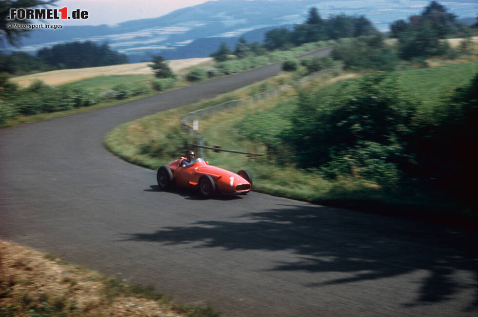 Foto zur News: Nürburgring: Rund 28 Kilometer lang war die &quot;Gesamtstrecke&quot; aus Nord- und Südschleife einmal. Immer wieder wurde gebaut, 1984 der neue Grand-Prix-Kurs eingeweiht. Auch dieser hat schon mehrere Modifizierungen erfahren, steht heute bei 5,1 Kilometern. Die Gesamtstrecke wird ebenfalls noch verwendet, mit bis 25,3 Kilometern.