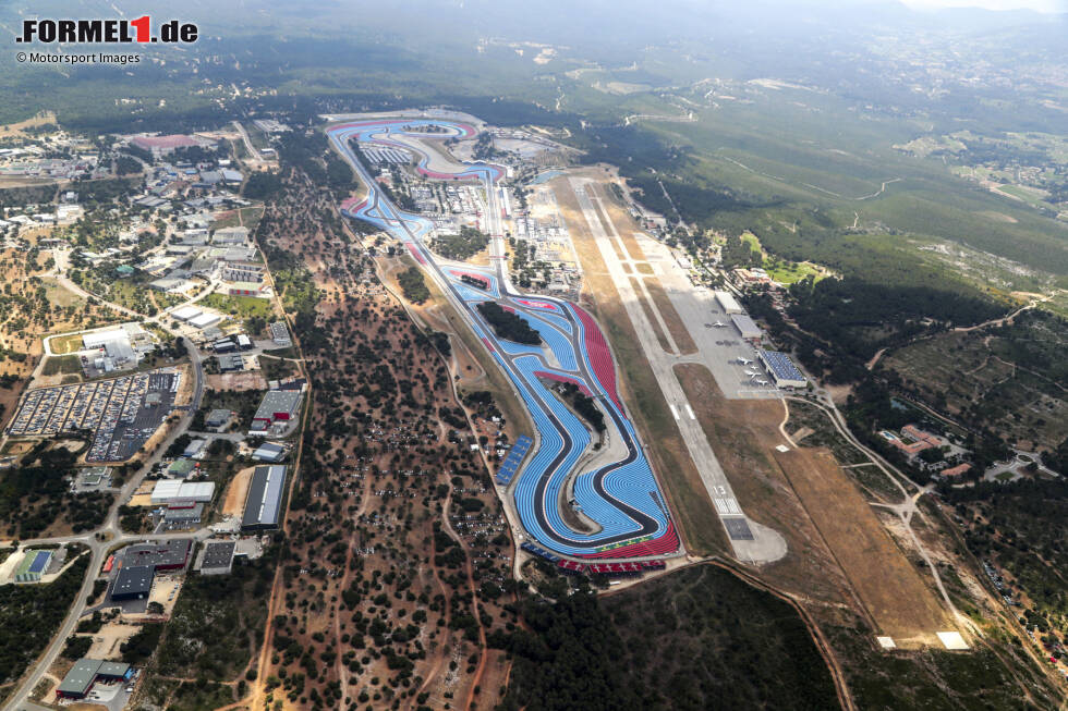 Foto zur News: Le Castellet: Der Circuit Paul Ricard war zu seiner Einweihung 1970 eine moderne Anlage, befindet sich aber nicht mehr im Originalzustand: Die einst fast zwei Kilometer lange Mistral-Gerade hat eine (optionale) Schikane erhalten, der Kurs selbst bietet heute 167 Streckenvarianten, riesige Auslaufzonen aus Asphalt sowie Wassersprinkler!