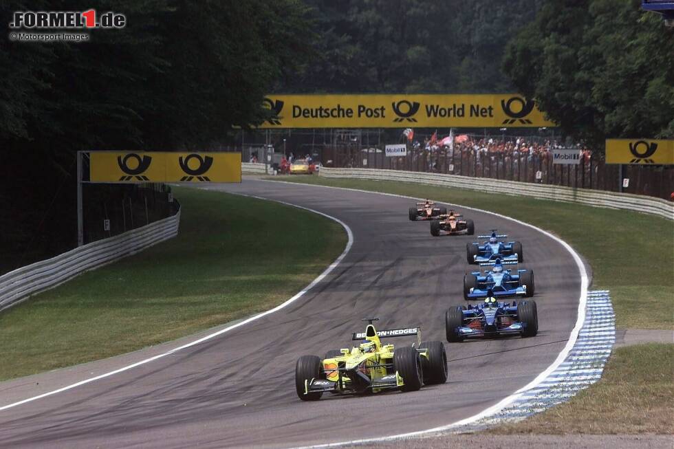 Foto zur News: Hockenheim: Bis einschließlich 2001 schossen die Formel-1-Autos auf dem Hockenheimring die langen Waldgeraden entlang und pfiffen durch drei Schikanen, um dann wieder ins Motodrom zurückzukehren. Zur Saison 2002 wurde die Strecke von 6,8 auf 4,5 Kilometer verkürzt, die alten Geraden wurden renaturiert.