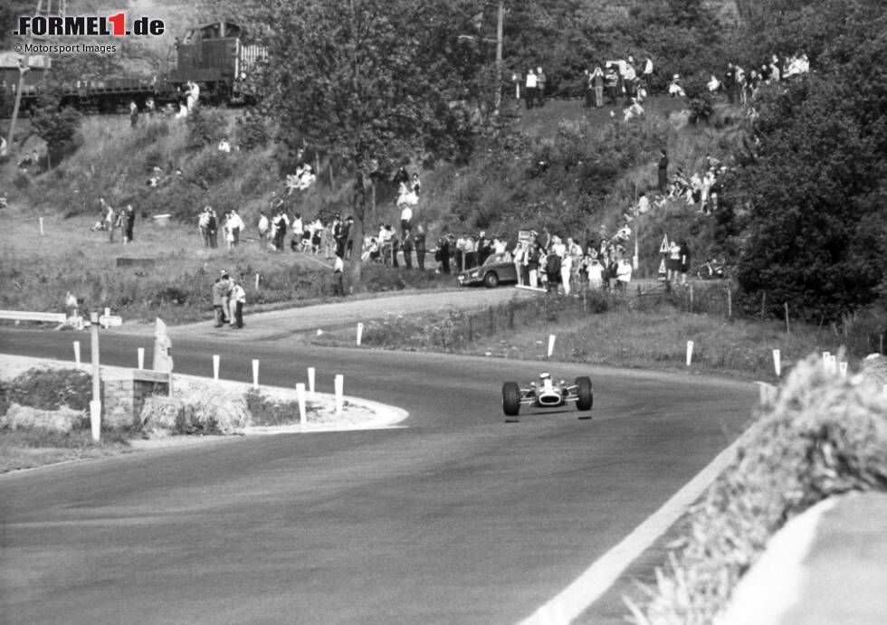 Foto zur News: Spa-Francorchamps: Bis 1978 umfasste eine Runde in Spa etwas mehr als 14 Kilometer. Dann wurde die Traditionsstrecke eingekürzt und auch in der Folge immer wieder leicht umgebaut. Mit aktuell sieben Kilometern ist sie die längste Rennbahn im Formel-1-Kalender, und eine mit einer bewegten Geschichte!