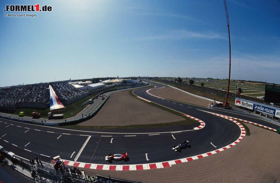 Foto zur News: Magny-Cours: Mal mit Schikane nach der Adelaide-Haarnadel (1991), aber meistens ohne, und ab 2003 mit einer neuen Schlusspassage vor Start und Ziel (Bild) - auch am Circuit de Nevers hat man über die Jahre gebaut.