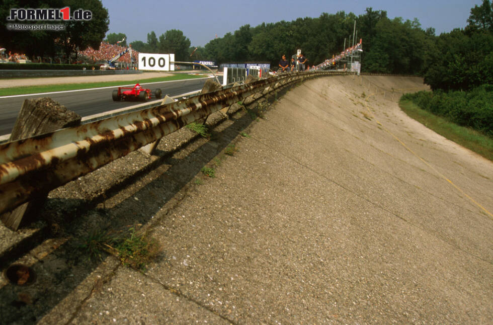 Foto zur News: Monza: Der italienische Traditionskurs bot einst zwei Strecken in einer, nämlich ein Oval mit Steilkurven sowie das bekannte Layout mit einer Gesamtlänge von zehn Kilometern. Anfangs gab es keine Schikanen, die folgten erst nach und nach. Das Oval wurde schließlich komplett aufgegeben, steht aber noch immer.