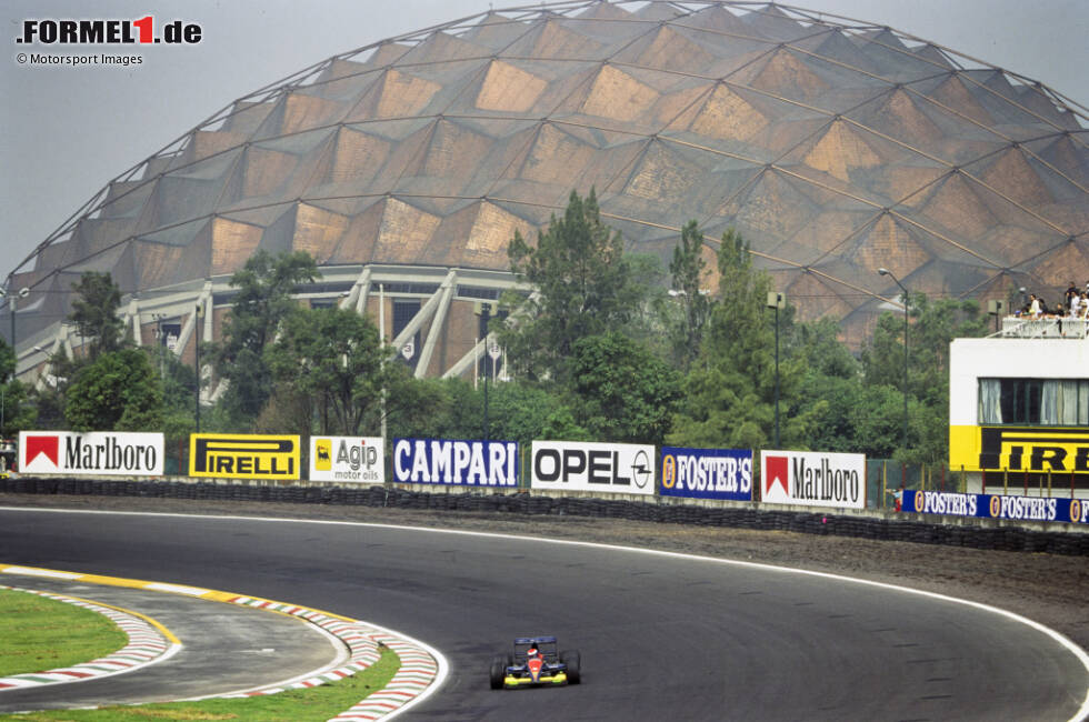 Foto zur News: Mexiko-Stadt: Abgesehen von den Geraden ist das Autodromo Hermanos Rodriguez praktisch komplett neugestaltet worden. Am deutlichsten wird das in der &quot;Peraltada&quot;-Zielkurve (Bild), die einst als lange 180-Grad-Kehre befahren wurde. Heute nutzt die Formel 1 nur noch die Hälfte davon, fährt vorher durch ein Baseball-Stadion!