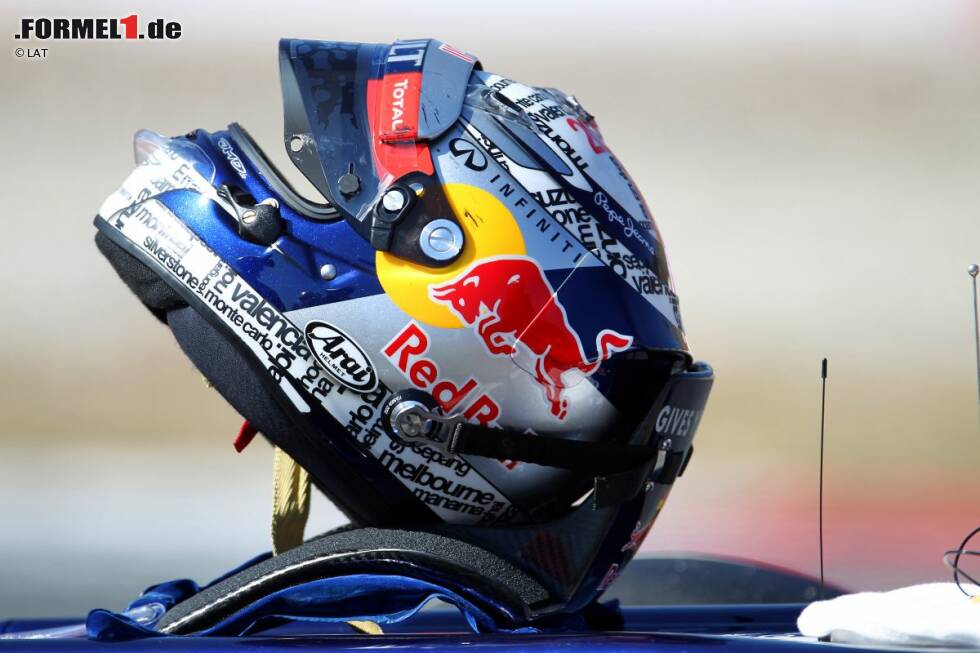 Foto zur News: Während seiner Red-Bull-Zeit war Sebastian Vettel stets mit einem Helmdesign unterwegs gewesen, das rund um das Red-Bull-Logo aufgebaut war.