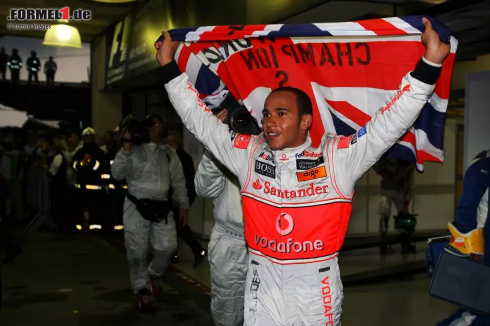 Foto zur News: Lewis Hamilton (6 Jahre zwischen 2008 und 2014): Nur um einen Zähler verpasst der McLaren-Pilot 2007 den Sensationstitel gleich in seinem Rookiejahr. Den ersten Titel gibt&#039;s &quot;erst&quot; in der zweiten Formel-1-Saison. Die Experten sind sich einig, dass Hamilton noch weitere Titel gewinnen wird. Doch kaum einer ahnt, wie lange das dauern soll.