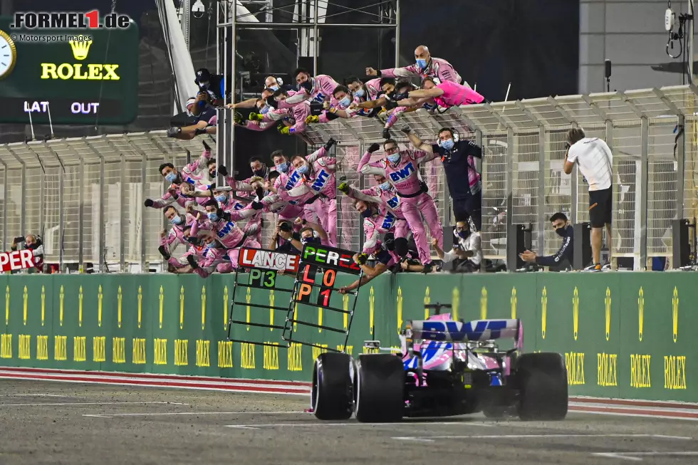 Foto zur News: Sergio Perez musste am längsten auf seinen ersten Formel-1-Sieg warten, nämlich ganze 190 Rennen! Beim Grand Prix von Sachir in Bahrain 2020 eroberte der Mexikaner zudem den ersten und einzigen Sieg für das Racing-Point-Team.