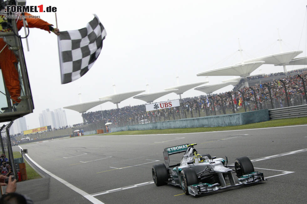 Foto zur News: Der Grand Prix von China im Jahr 2012 war der 111. Rennstart von Nico Rosberg. Es war der erste Sieg für das Mercedes-Werksteam seit 1955. Rosberg gewann in seiner Karriere noch 22 weitere Rennen und wurde 2016 Weltmeister.