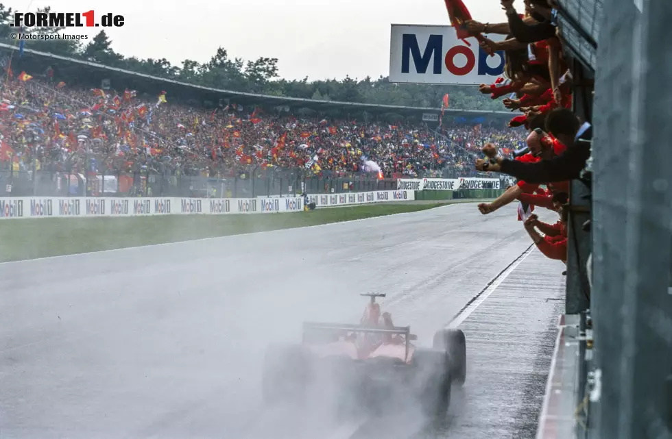 Foto zur News: Der Grand Prix von Deutschland auf dem Hockenheimring im Jahr 2000 markierte den 123. Start von Rubens Barrichello. Der Ferrari-Pilot meisterte die Wetterkapriolen und fuhr bei einsetzendem Rennen mit Slicks zu seinem ersten Sieg. Es war sein erster von insgesamt elf Triumphen.