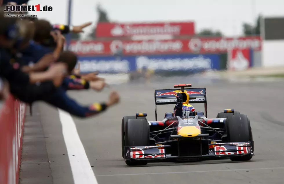 Foto zur News: Der Grand Prix von Deutschland auf dem Nürburgring 2009 war der 130. Start von Mark Webber. Trotz Durchfahrtsstrafe eroberte der Red-Bull-Pilot seinen ersten Sieg. Es sollten noch acht weitere folgen.