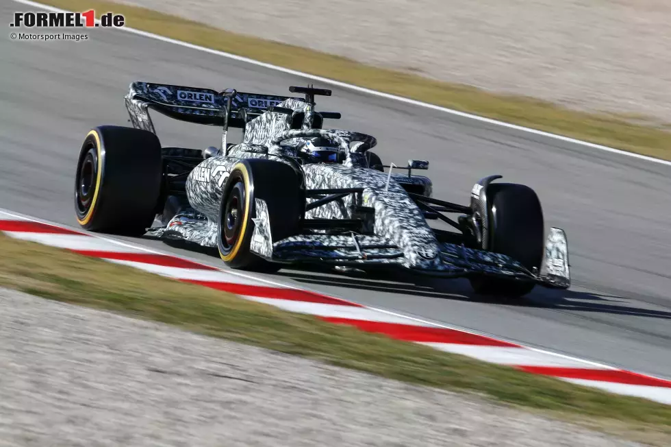 Foto zur News: Auch bei Alfa Romeo läuft es weiter nicht rund: Valtteri Bottas schafft im C42 am Vormittag gerade mal 21 Runden und ist damit klares Distanz-Schlusslicht. Die technischen Probleme am Auto halten an. Am Nachmittag ...